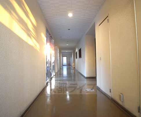 眺望　マンションのエントランスの廊下。