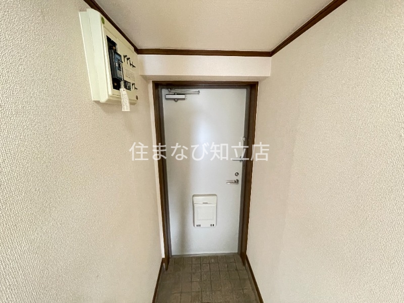 玄関　同型別部屋写真・反転タイプ