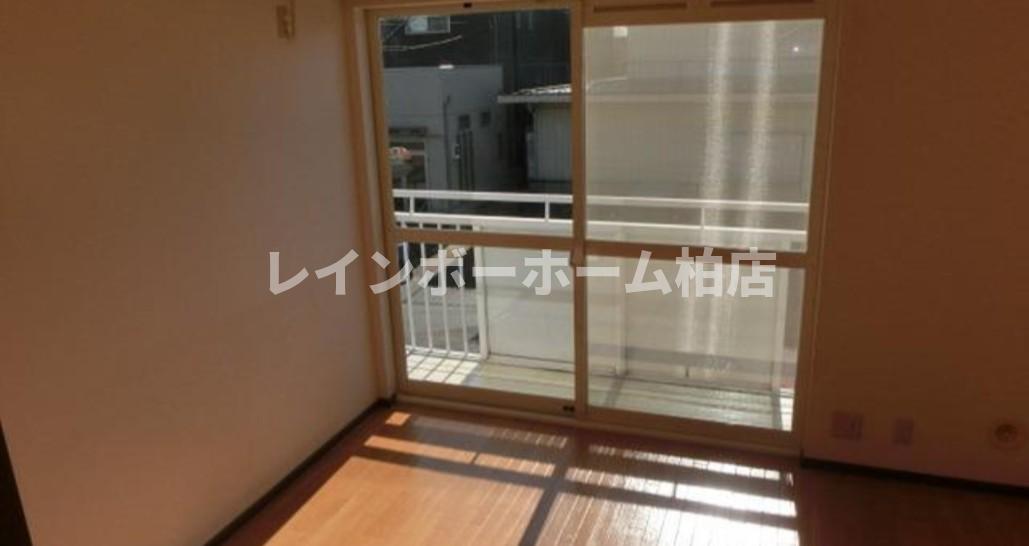 居室・リビング　こちらの居間で趣味の時間をお楽しみください