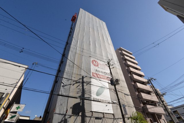 建物外観　写真は工事中のものです。現在は完成しています。