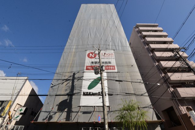 建物外観　写真は工事中のものです。現在は完成しています。