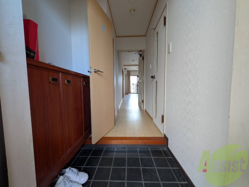 玄関　玄関からは廊下で*がっておりすぐにお部屋が見えない新設設計。