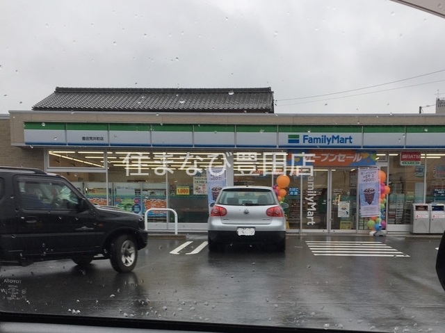 コンビニ　ファミリーマート豊田荒井町店（コンビニ）まで233m