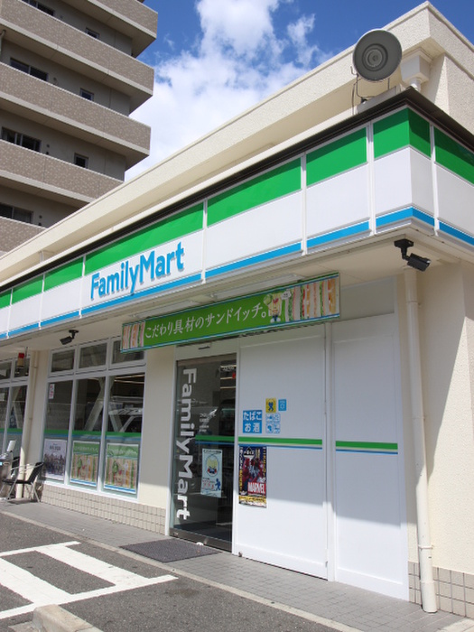 コンビニ　ファミリマート（コンビニ）まで400m