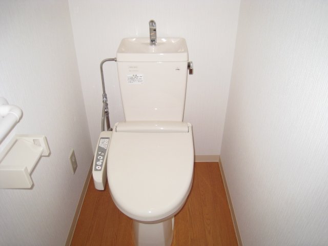 トイレ　同物件別号室の写真です。