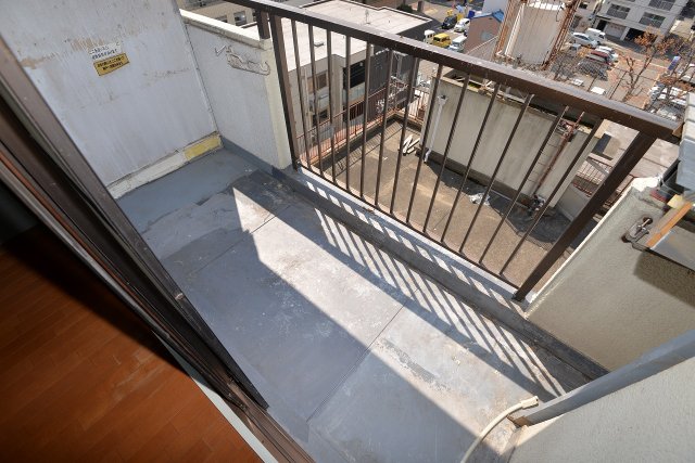 バルコニー　この写真は同マンションの他のお部屋のものです