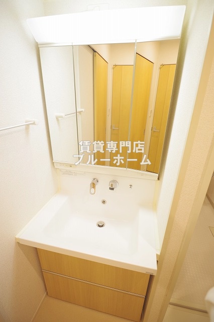 洗面設備　三面鏡独立洗面台！