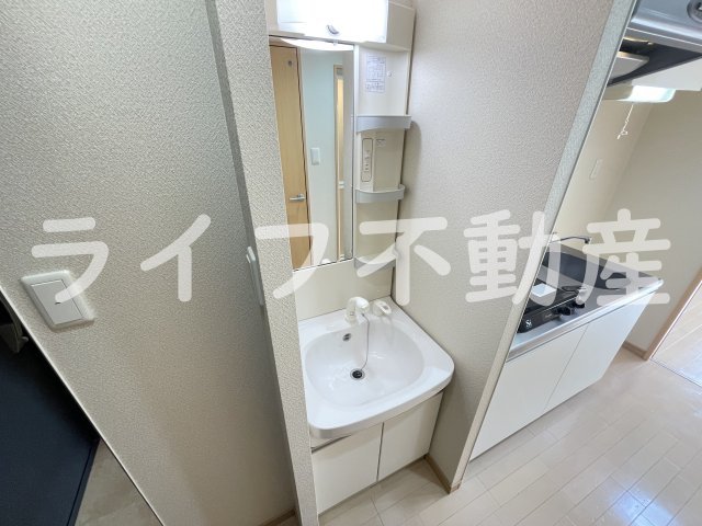 洗面設備　独立洗面化粧台が付いています