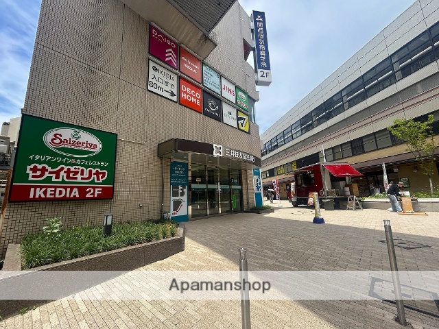 コンビニ　ファミリーマート大阪空港前店（コンビニ）まで4696m