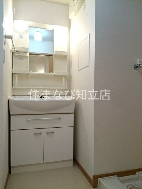洗面設備　同型別部屋写真（反転）