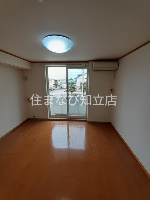 居室・リビング　同型別部屋写真（反転）