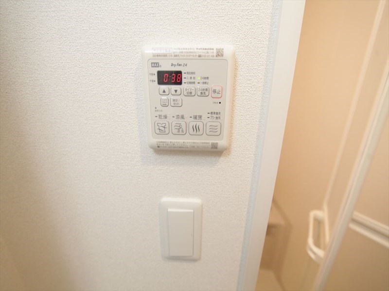 その他設備　浴室暖房乾燥機付き