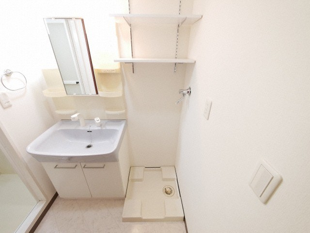 洗面設備　イメージとして同マンション他部屋を表示しています