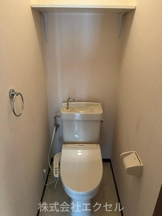 トイレ　温水洗浄便座です。