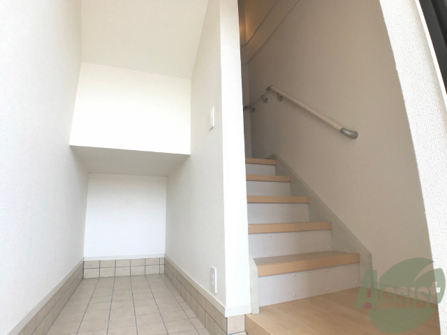 玄関　玄関からの様子です。すぐ部屋が見えないのは安心ですね。