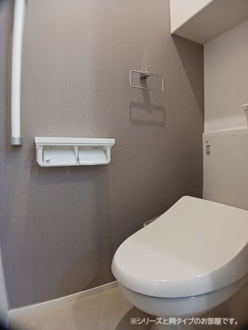 トイレ　落ち着いた色調のトイレです