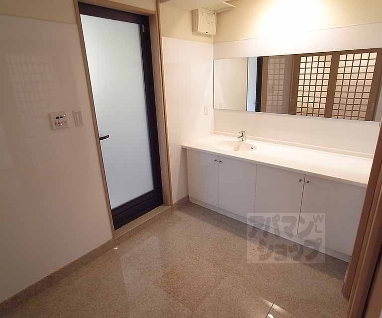 洗面設備　余裕のありすぎる洗面台