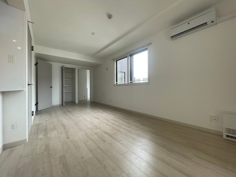 居室・リビング　木目のフローリングは落ち着きのある印象のお部屋になりますね。