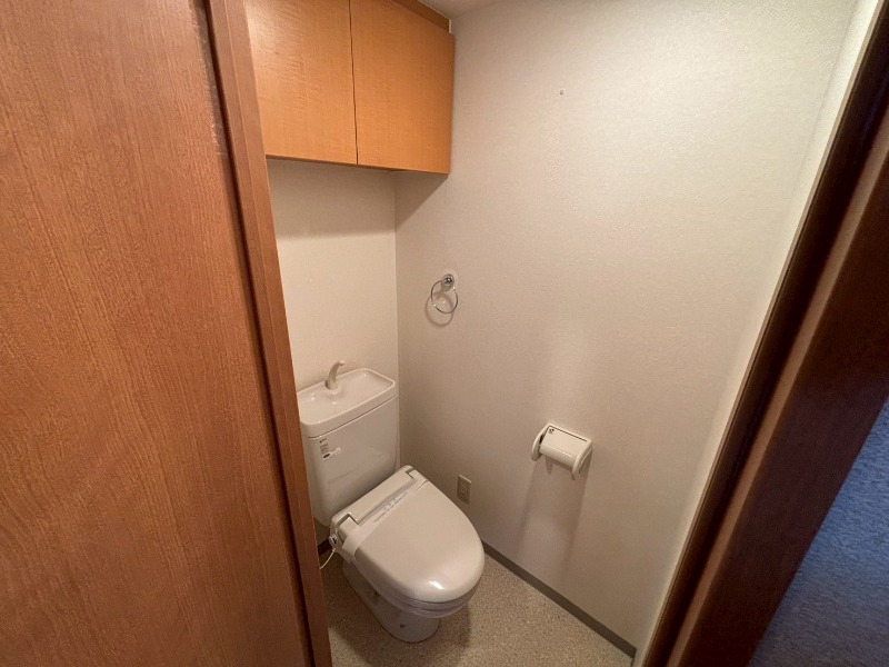 トイレ　こちらはトイレです。清潔感があり、安心して使用できます。
