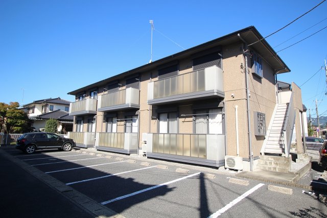 建物外観　建物の前が駐車場になっています