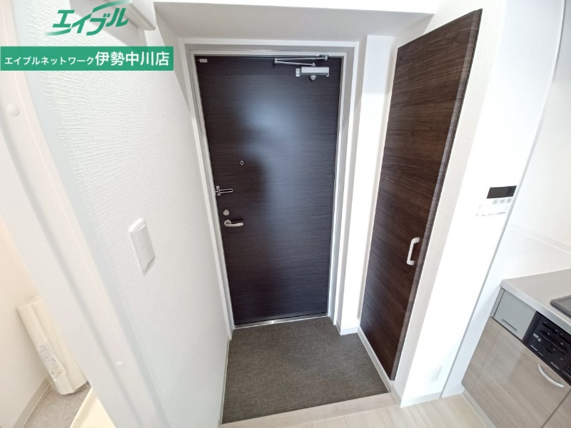 玄関　同じ建物の別部屋の写真です