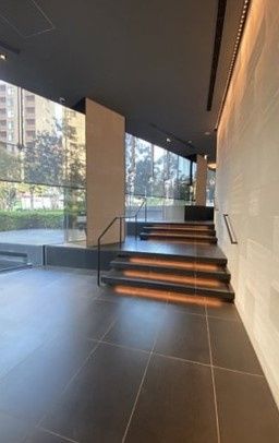 エントランス　落ち着いたエントランスです