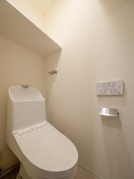 トイレ　落ち着いた色調のトイレです