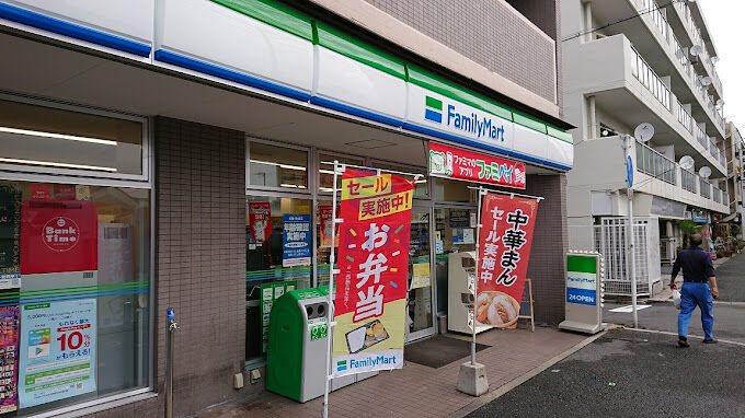 コンビニ　ファミリーマート 吹田内本町店（コンビニ）まで261m