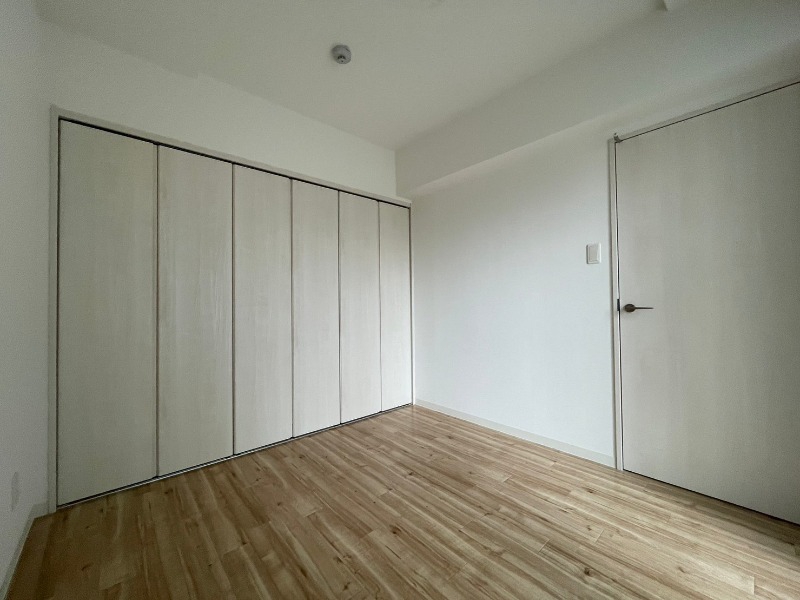 その他部屋・スペース　寝室はこちらです。光が差し込む、温かみのあるお部屋です。