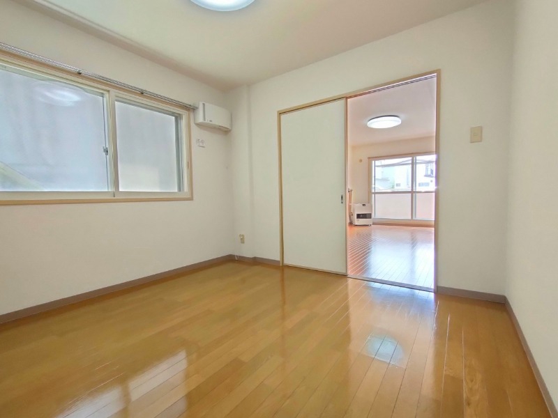 その他部屋・スペース　寝室はこちらです。光が差し込む、温かみのあるお部屋です。