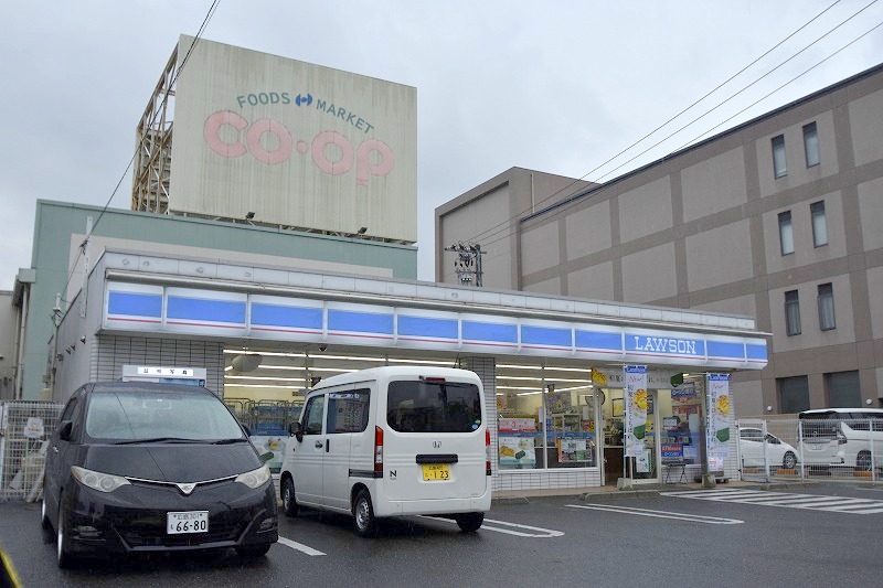 コンビニ　ローソン安芸区役所前店（コンビニ）まで671m
