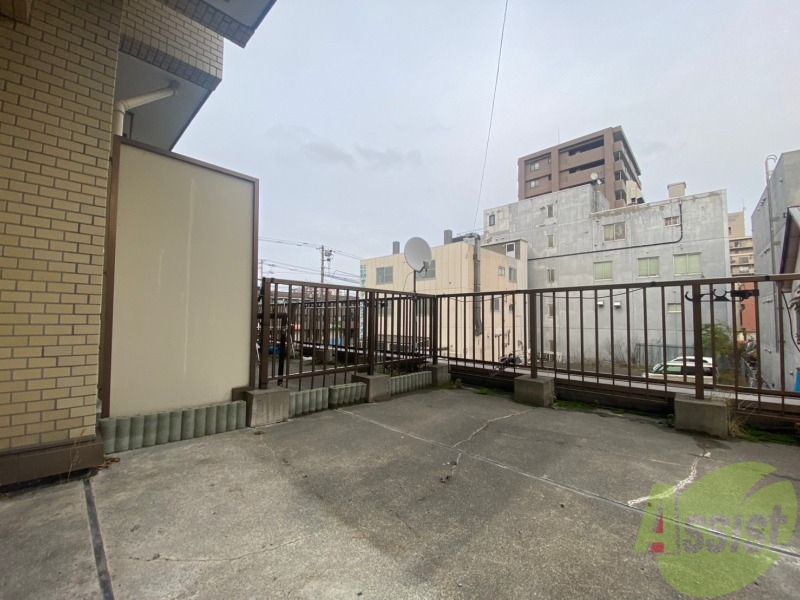 バルコニー　こちらはバルコニーです！洗濯物もよく乾きそうです。