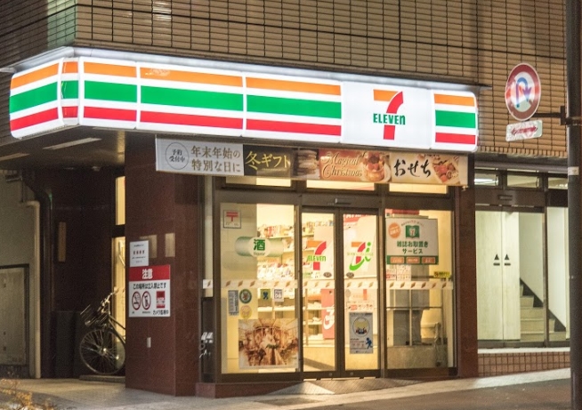 コンビニ　セブンイレブン新宿揚場町店（コンビニ）まで186m