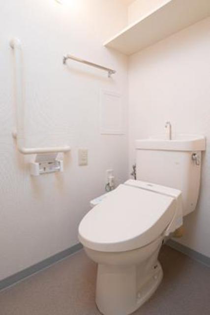 トイレ　※写真は同タイプ住戸です。