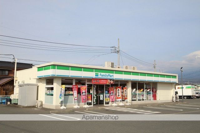 コンビニ　ファミリーマート（コンビニ）まで438m