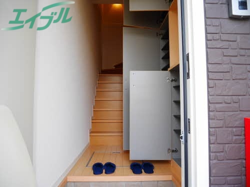 玄関　同タイプ部屋写真です。