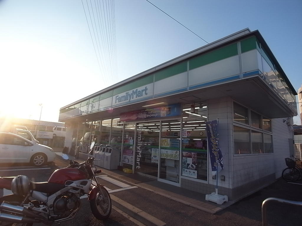 コンビニ　ファミリーマート粕畠三丁目店 (コンビニ)（コンビニ）まで200m