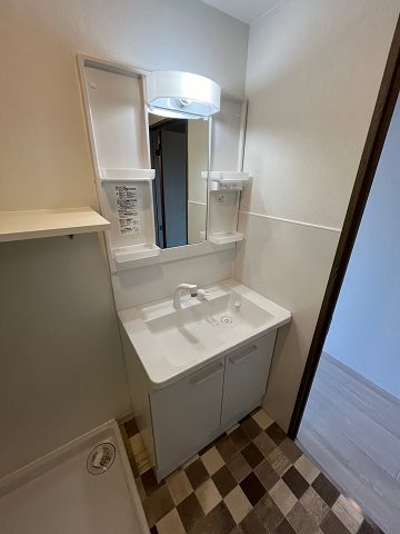 洗面設備　明るい洗面所です