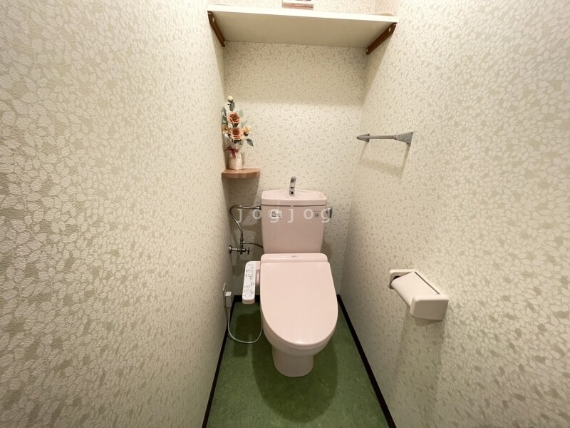 トイレ　嬉しい温水洗浄便座付きのトイレです。
