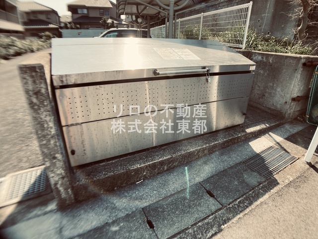 その他共有部分　蓋つきのゴミ置き場あります。衛生的ですね♪