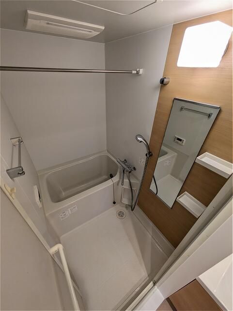 バス・シャワールーム　コンパクトで使いやすいお風呂です