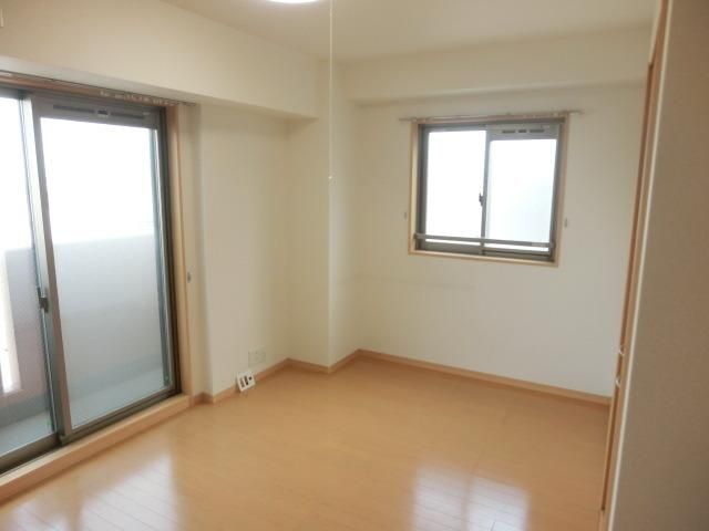 居室・リビング　角部屋２面採光のお部屋です