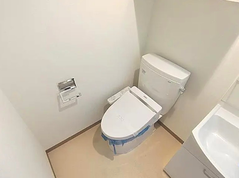 東京メトロ千代田線 綾瀬駅 徒歩10分 9階建 築10年のトイレ写真