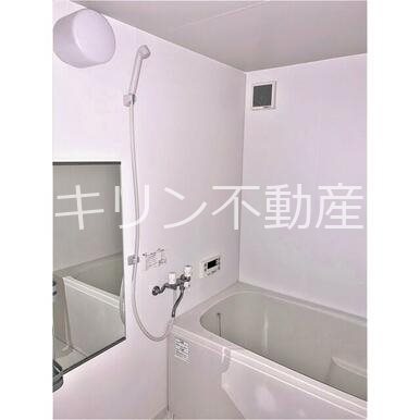 バス・シャワールーム　同建会社同モデル。床材及び建具の色や設備等は実際の室内にてご
