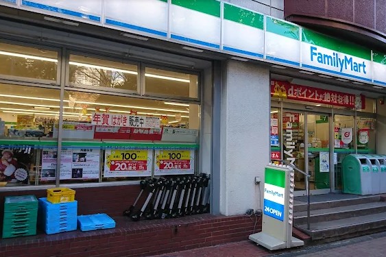 コンビニ　ファミリーマート新宿中央公園店（コンビニ）まで472m