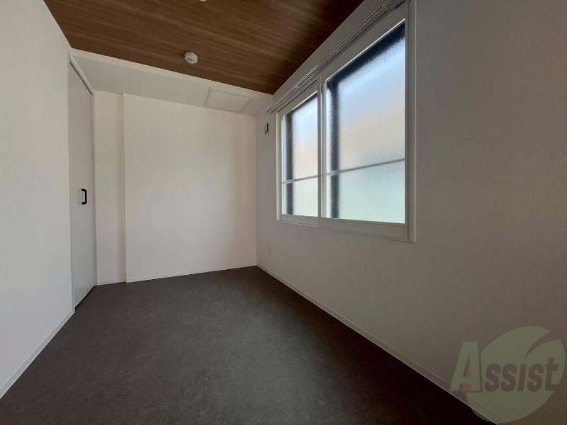 その他部屋・スペース　こちらのお部屋は光が差し込む、温かみのあるお部屋です。