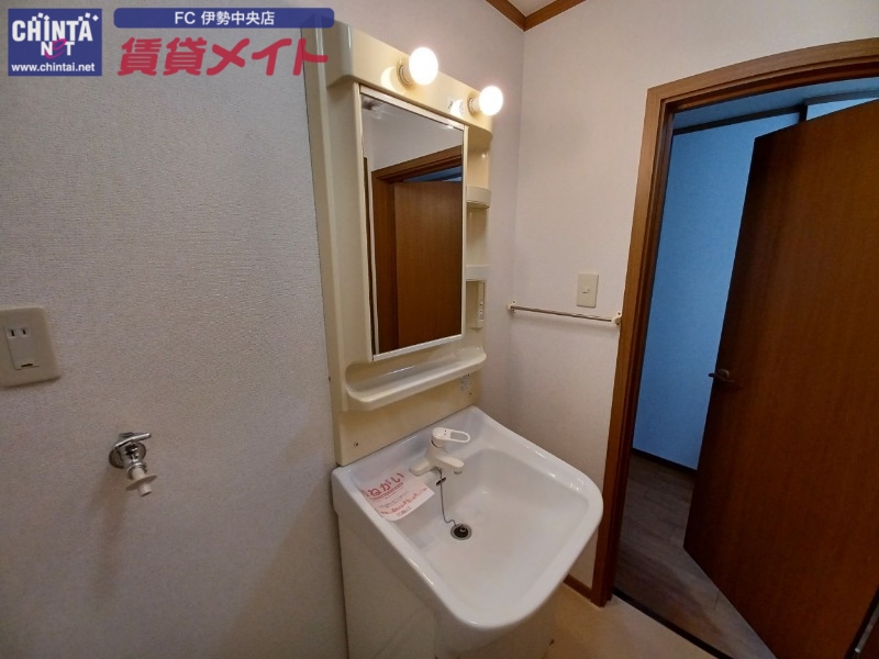 洗面設備　同型反転参考写真です