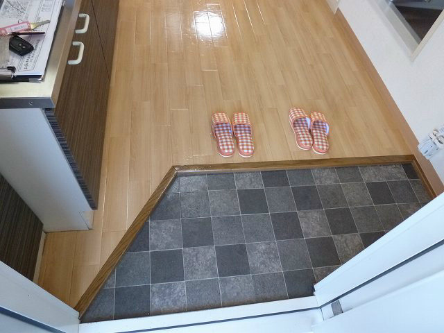 玄関　※写真は203号室のお部屋です。