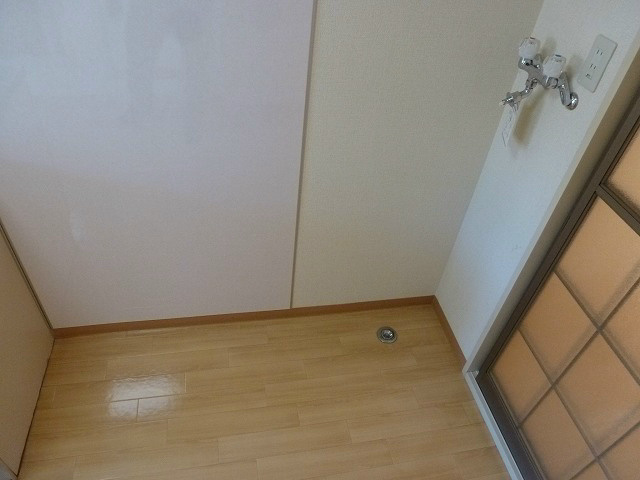 その他　洗濯機置き場　※写真は203号室のお部屋です。