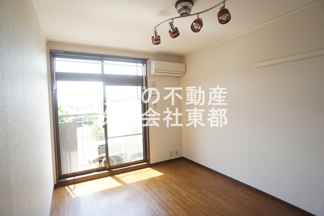 居室・リビング　南西向きで日当たり良好なお部屋！暖かな日差しが入ります♪